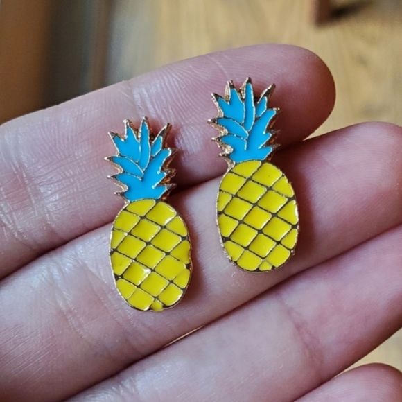 NWOT Gold Pineapple Stud Earrings - Picture 4 of 6